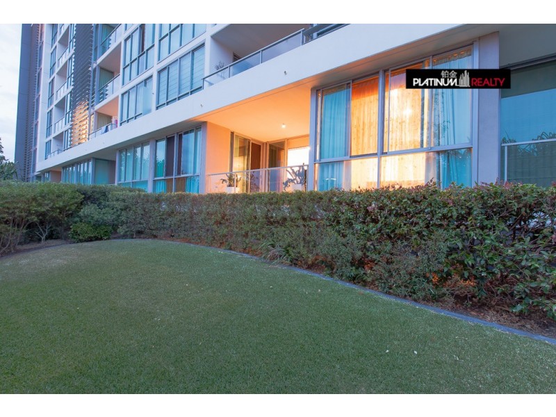 @/33 T E Peters Drive, Broadbeach Waters QLD 4218