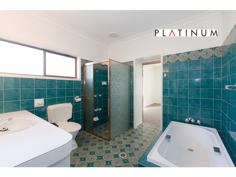 10 Australis Court, Mermaid Waters QLD 4218