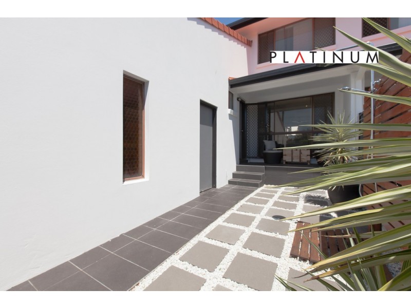 @2 Karbunya Street, Mermaid Waters QLD 4218