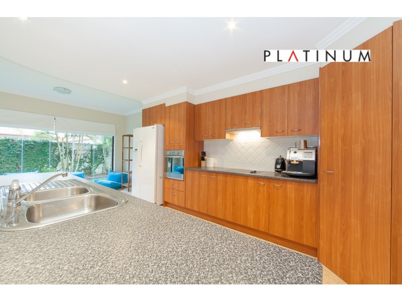 18 Dallow Crescent, Helensvale QLD 4212