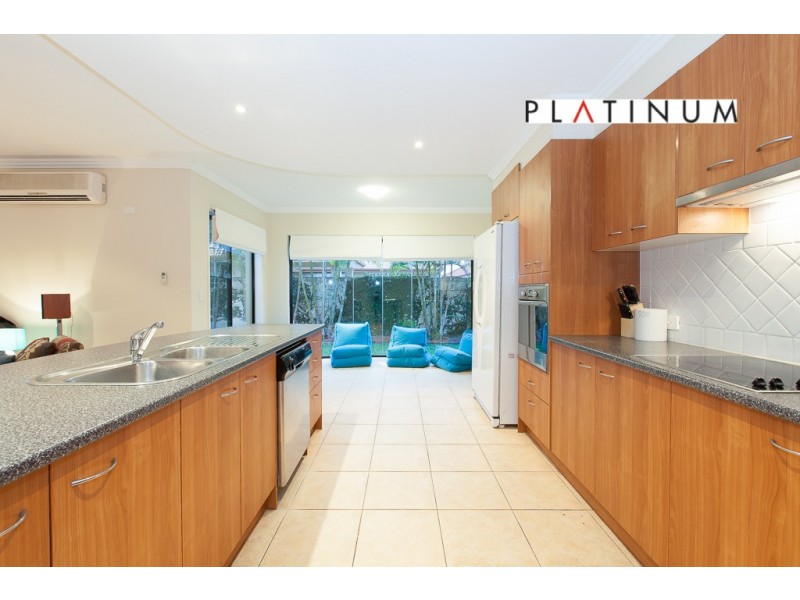 18 Dallow Crescent, Helensvale QLD 4212