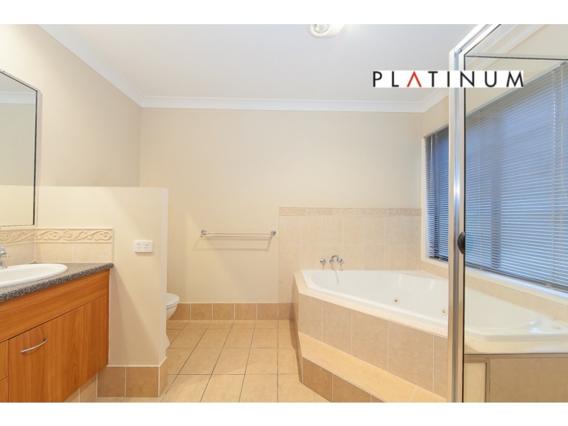 18 Dallow Crescent, Helensvale QLD 4212