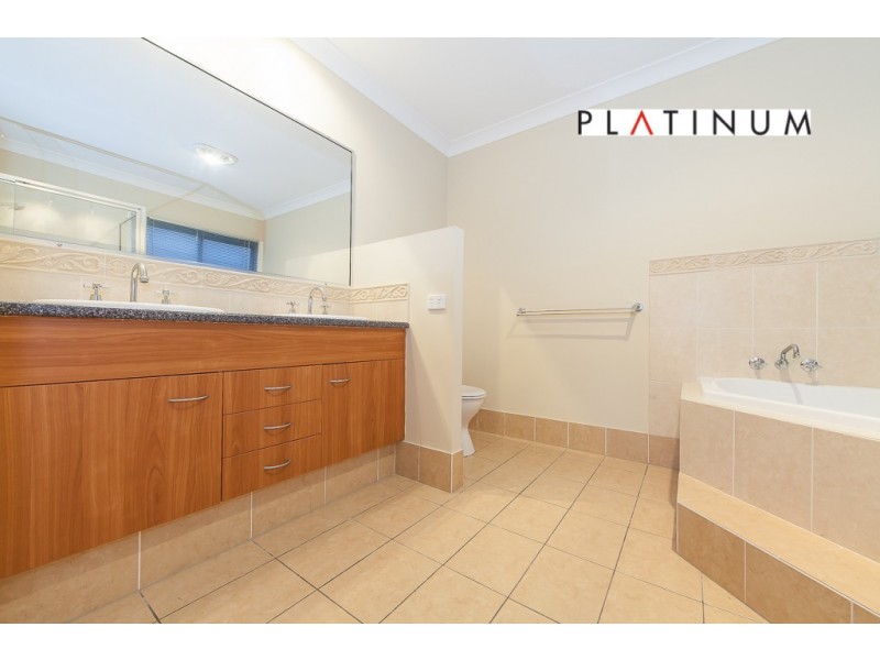 18 Dallow Crescent, Helensvale QLD 4212