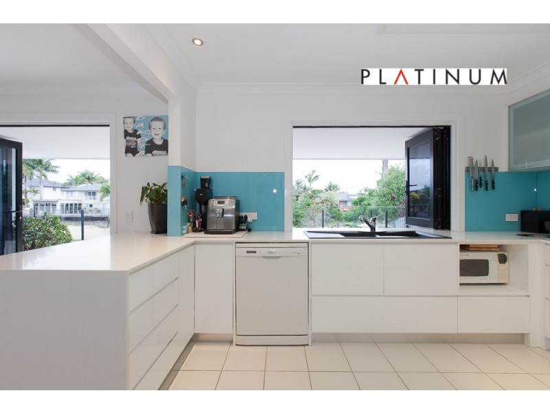 8 Alvarado Court, Broadbeach Waters QLD 4218