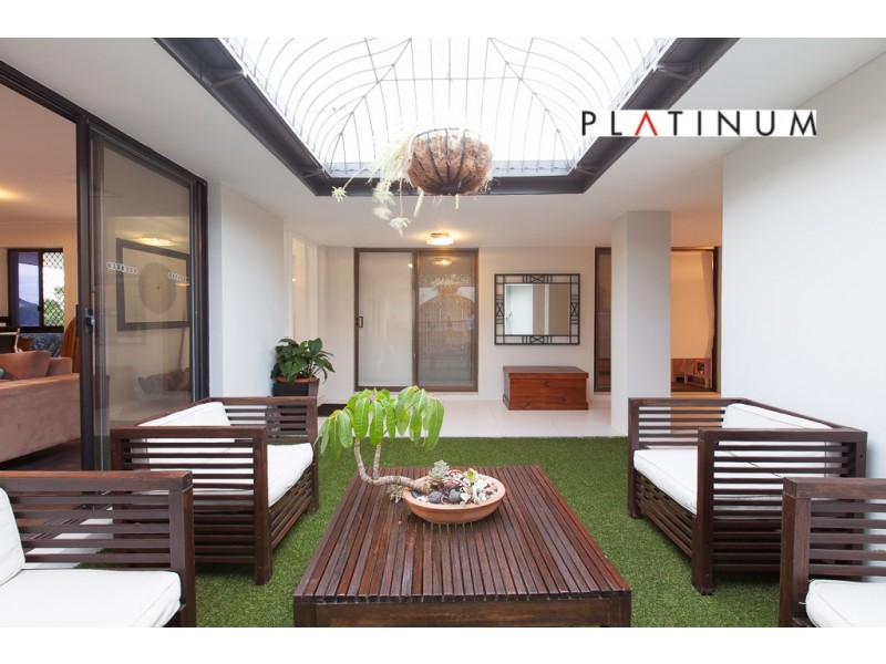 8 Alvarado Court, Broadbeach Waters QLD 4218