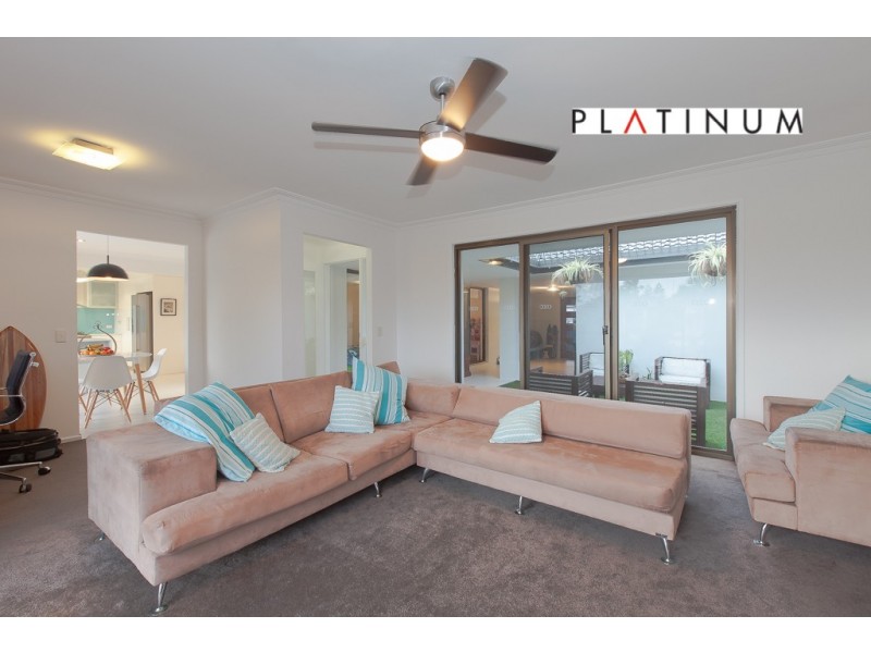 8 Alvarado Court, Broadbeach Waters QLD 4218