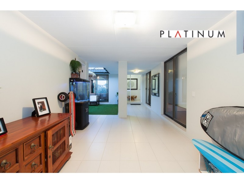 8 Alvarado Court, Broadbeach Waters QLD 4218