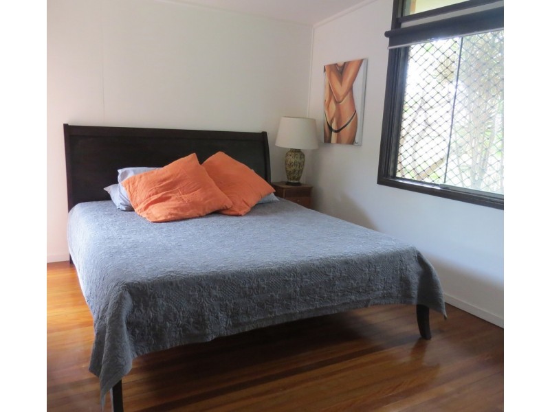 11 Yeringba Street, Mermaid Waters QLD 4218
