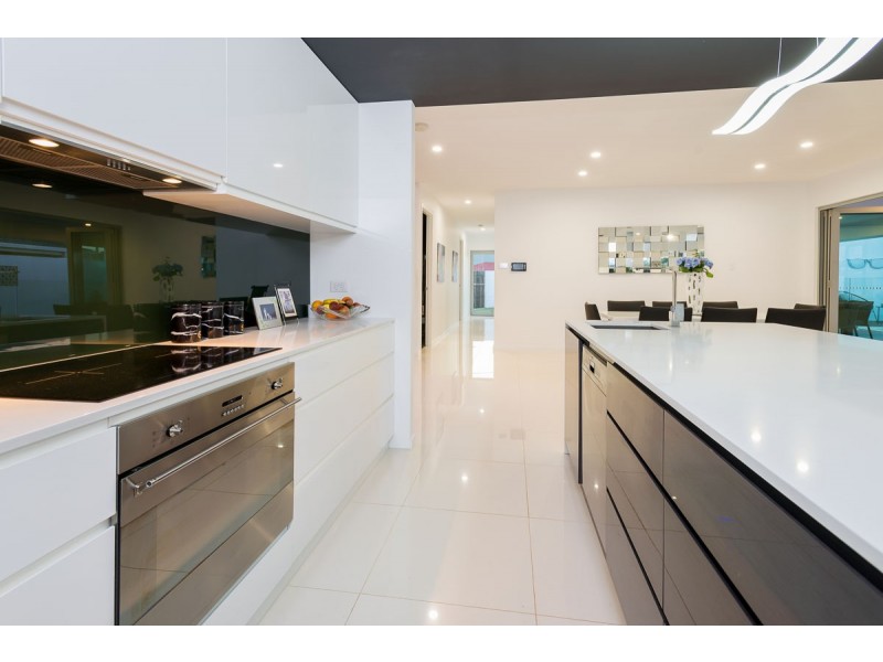 23 Merrimac Boulevard, Broadbeach Waters QLD 4218