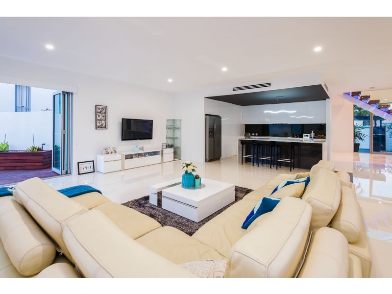 23 Merrimac Boulevard, Broadbeach Waters QLD 4218