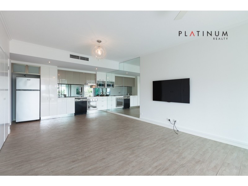 @33 T E Peters Drive, Broadbeach Waters QLD 4218