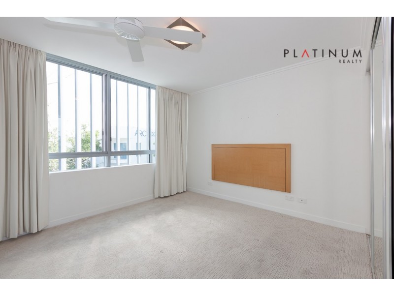 @33 T E Peters Drive, Broadbeach Waters QLD 4218