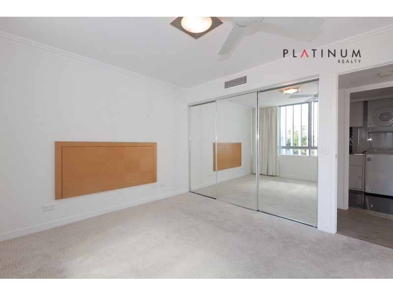 @33 T E Peters Drive, Broadbeach Waters QLD 4218