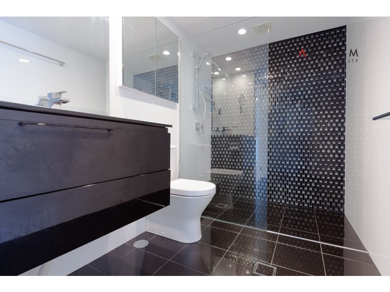 @33 T E Peters Drive, Broadbeach Waters QLD 4218