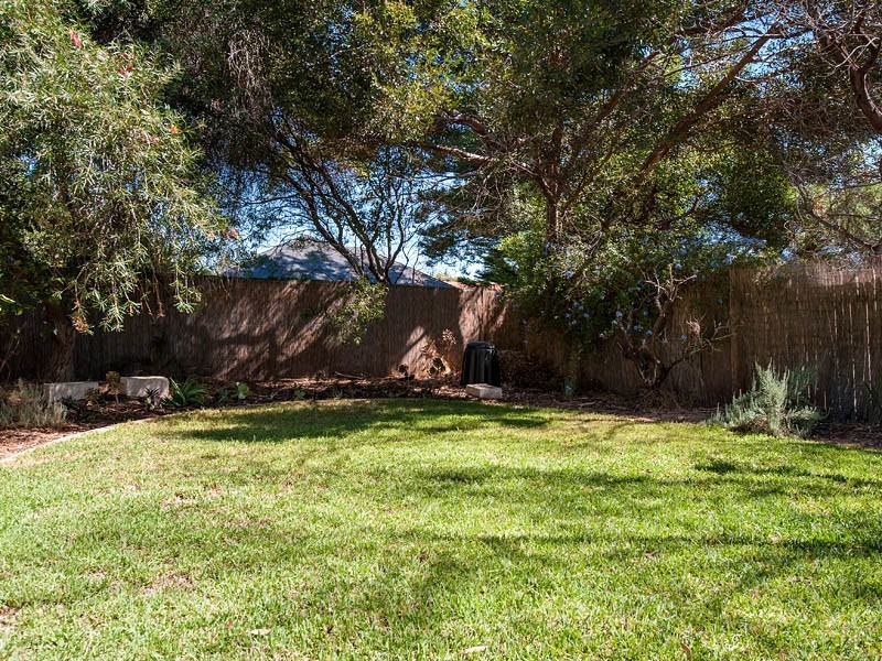 9 Redwood Crescent, Melville WA 6156
