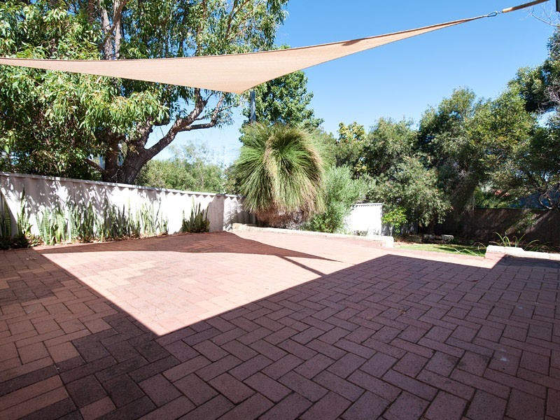 9 Redwood Crescent, Melville WA 6156