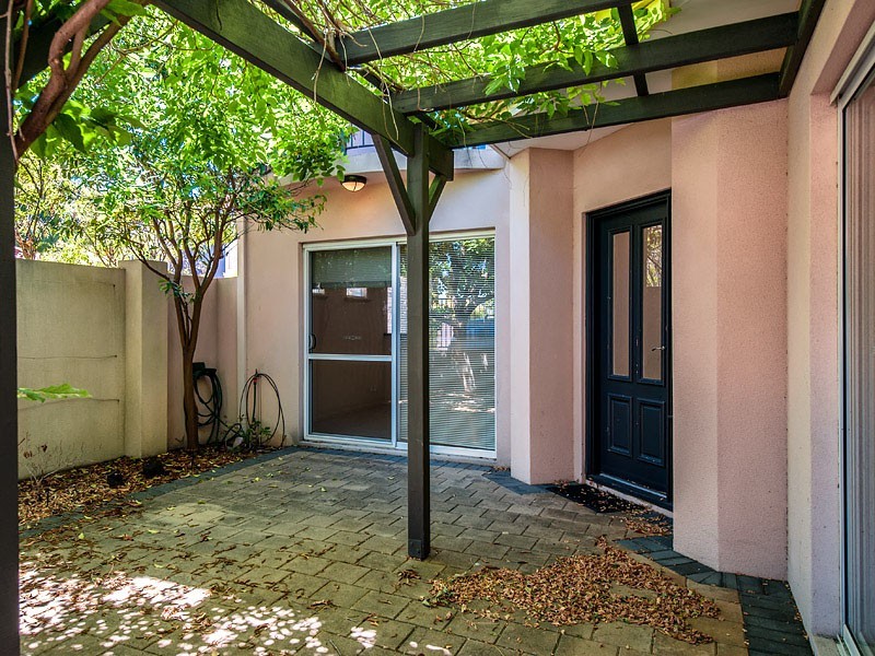 2/190 Coode Street, Como WA 6152