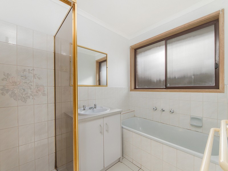 8 Mulwala Gardens, St Albans VIC 3021