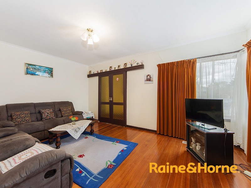 5 CHESTER CRESCENT, Deer Park VIC 3023