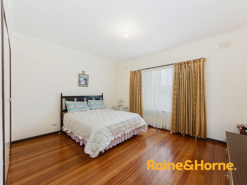 5 CHESTER CRESCENT, Deer Park VIC 3023