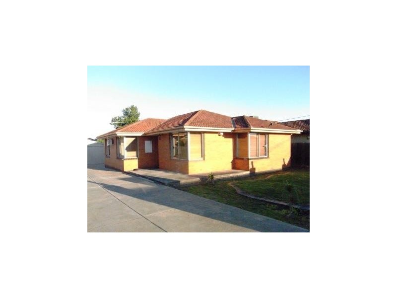 8 Douglas Avenue, St Albans VIC 3021