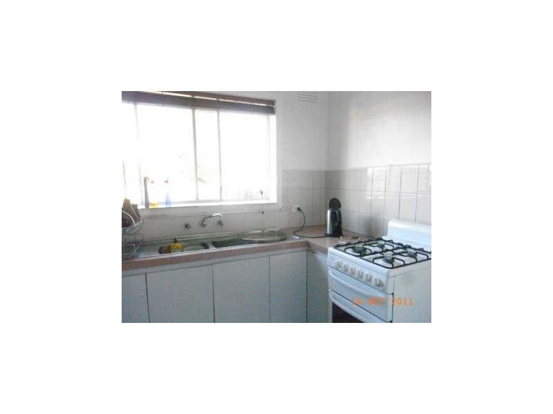 8 Douglas Avenue, St Albans VIC 3021