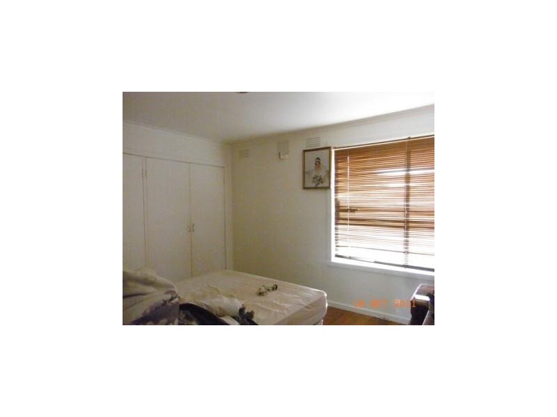 8 Douglas Avenue, St Albans VIC 3021