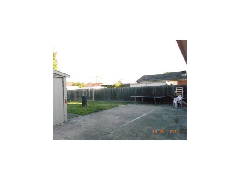 8 Douglas Avenue, St Albans VIC 3021