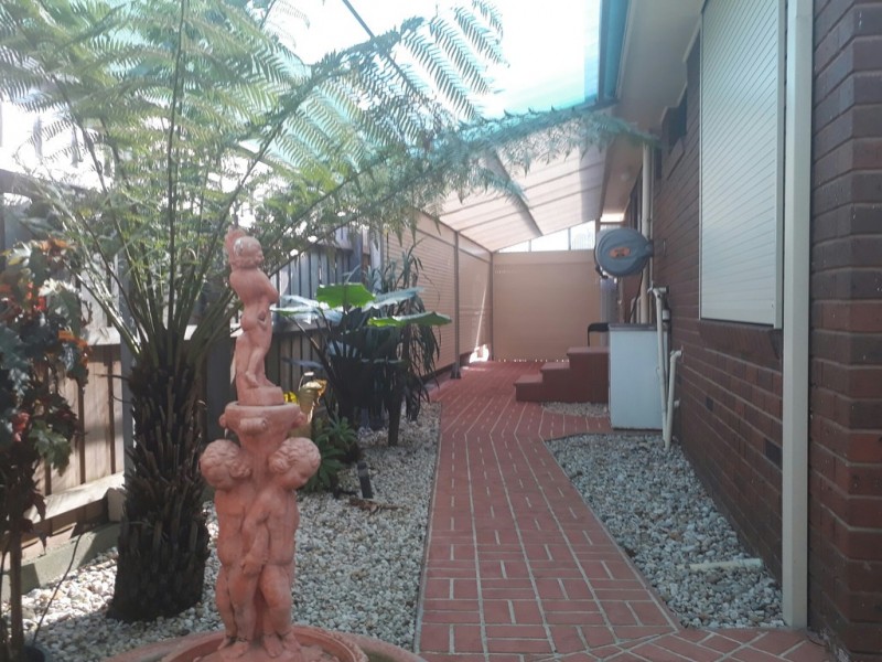 2/72 WALMER AVENUE, St Albans VIC 3021