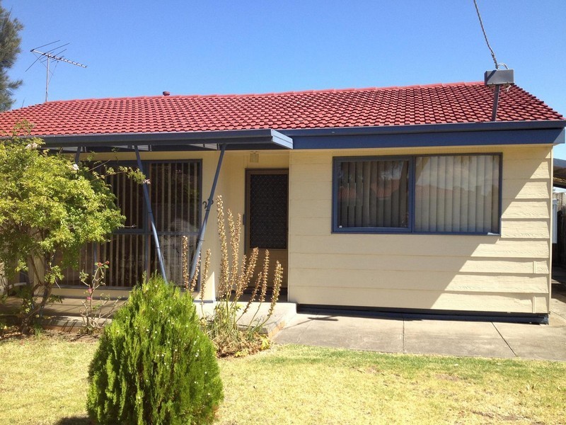 25 Andrew Road, St Albans VIC 3021