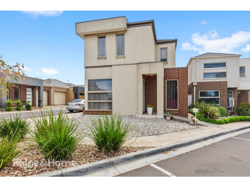 15/40 MCCUBBIN WAY, Caroline Springs VIC 3023