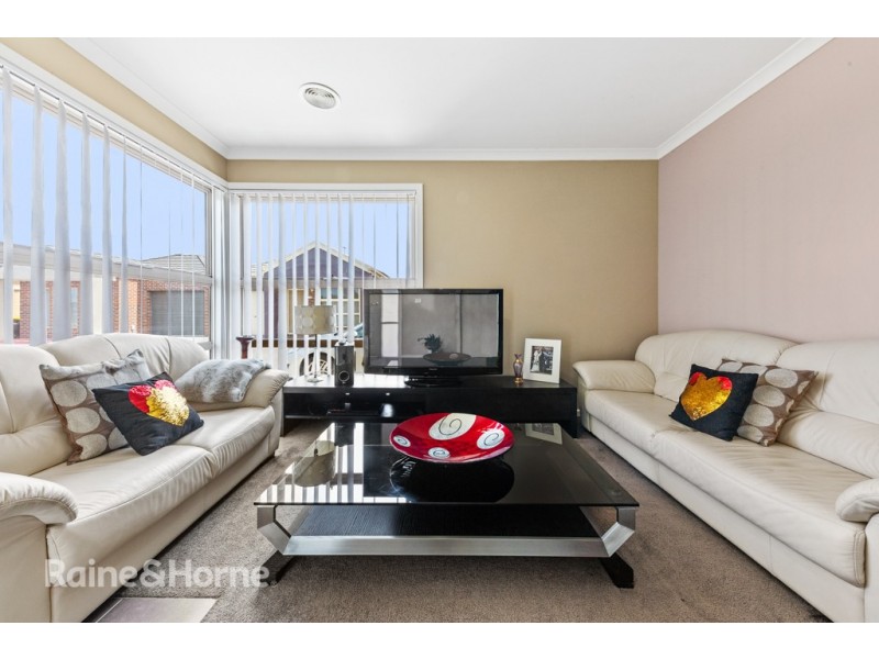 15/40 MCCUBBIN WAY, Caroline Springs VIC 3023