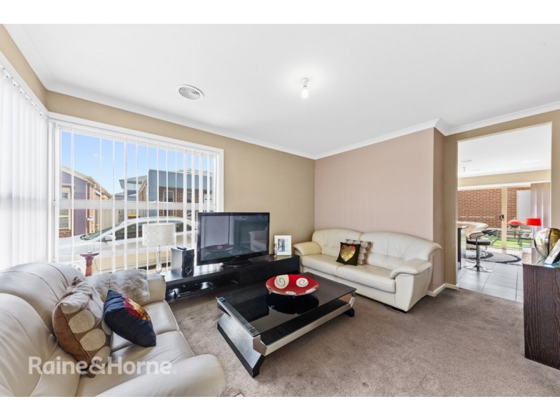 15/40 MCCUBBIN WAY, Caroline Springs VIC 3023