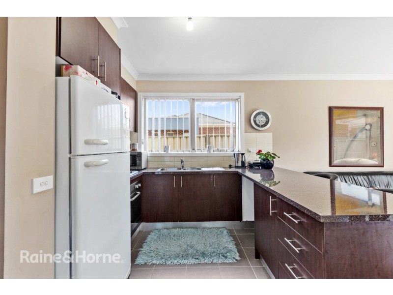15/40 MCCUBBIN WAY, Caroline Springs VIC 3023