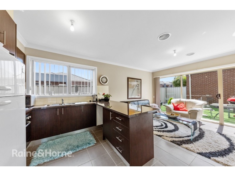 15/40 MCCUBBIN WAY, Caroline Springs VIC 3023