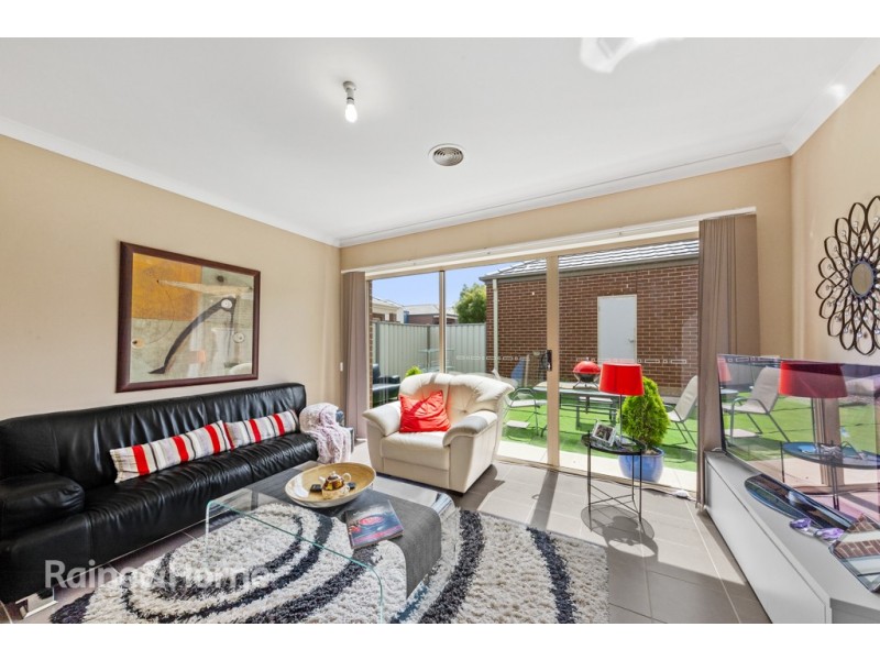 15/40 MCCUBBIN WAY, Caroline Springs VIC 3023