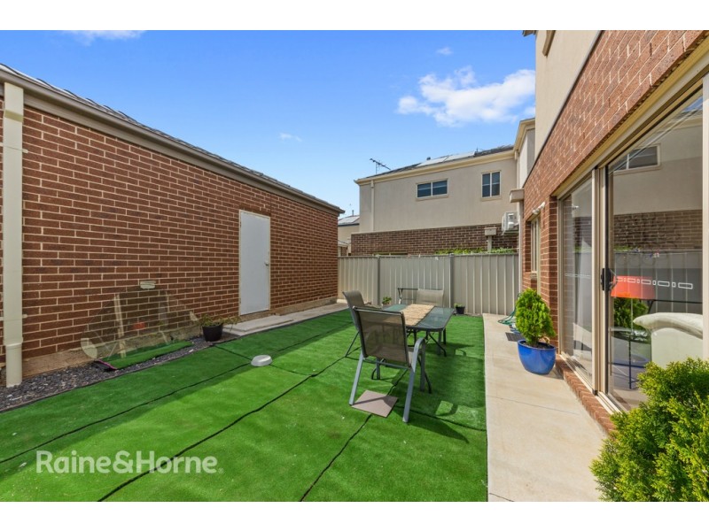 15/40 MCCUBBIN WAY, Caroline Springs VIC 3023