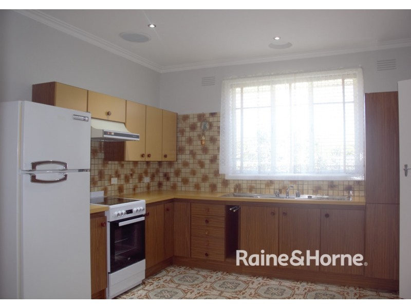 69 ERRINGTON ROAD, St Albans VIC 3021