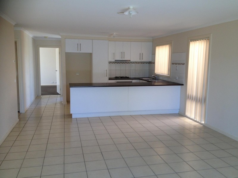 12 Feldspar Close, St Albans VIC 3021