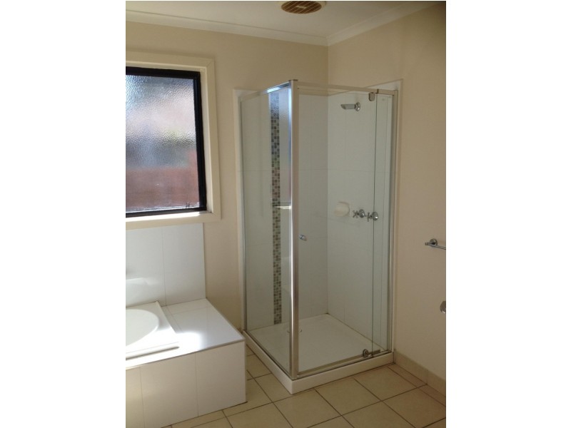 12 Feldspar Close, St Albans VIC 3021