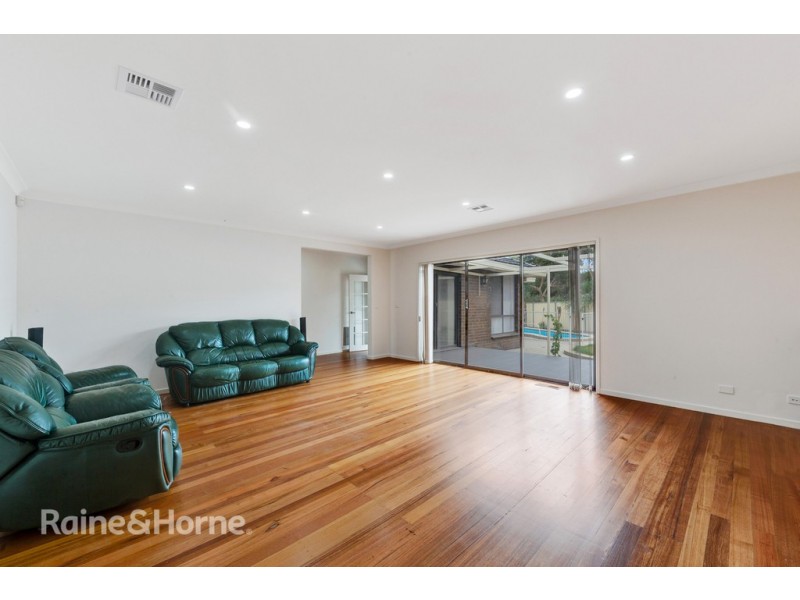 4 LEYTON COURT, St Albans VIC 3021