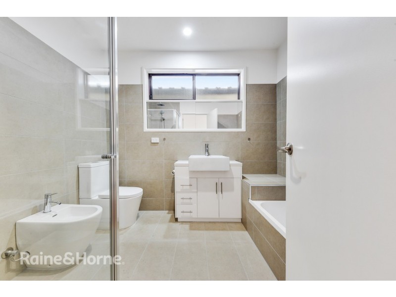 4 LEYTON COURT, St Albans VIC 3021