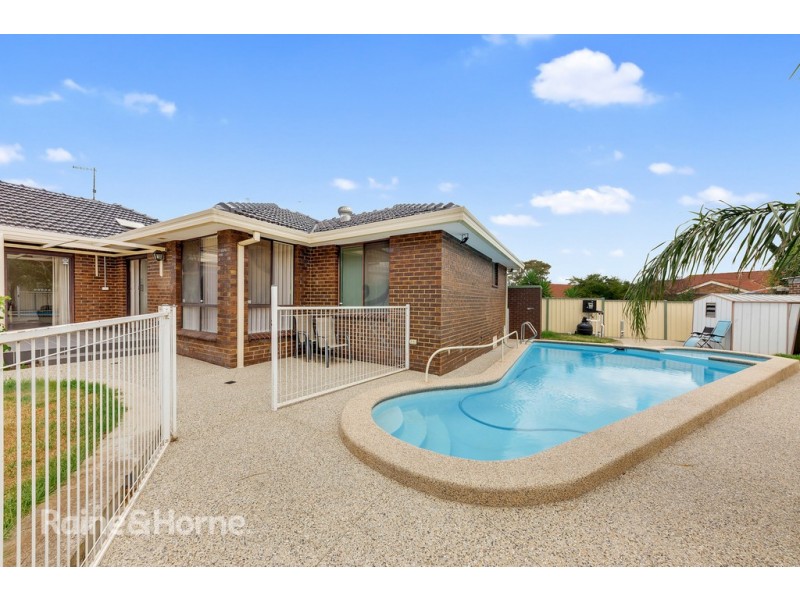 4 LEYTON COURT, St Albans VIC 3021