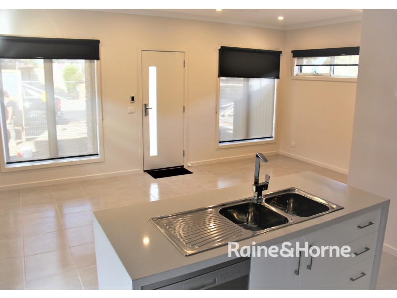 1/5 Emily Street, St Albans VIC 3021