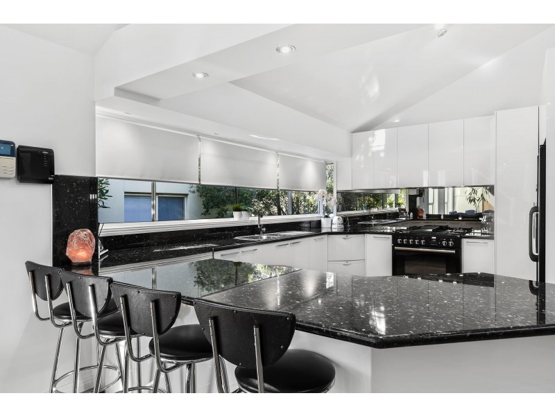 16 WHITELEY PARADE, Taylors Lakes VIC 3038