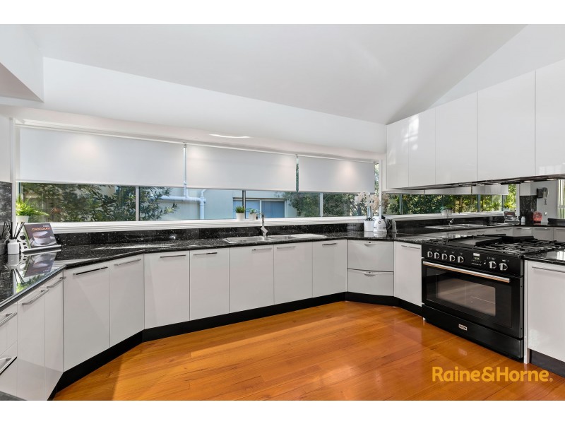 16 WHITELEY PARADE, Taylors Lakes VIC 3038