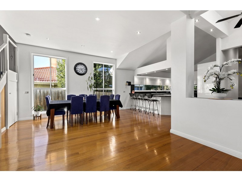 16 WHITELEY PARADE, Taylors Lakes VIC 3038