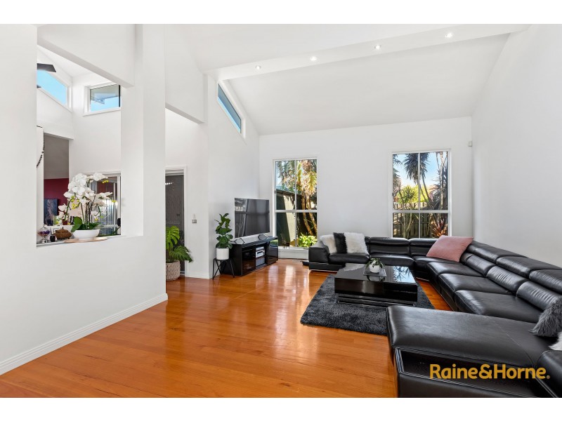 16 WHITELEY PARADE, Taylors Lakes VIC 3038