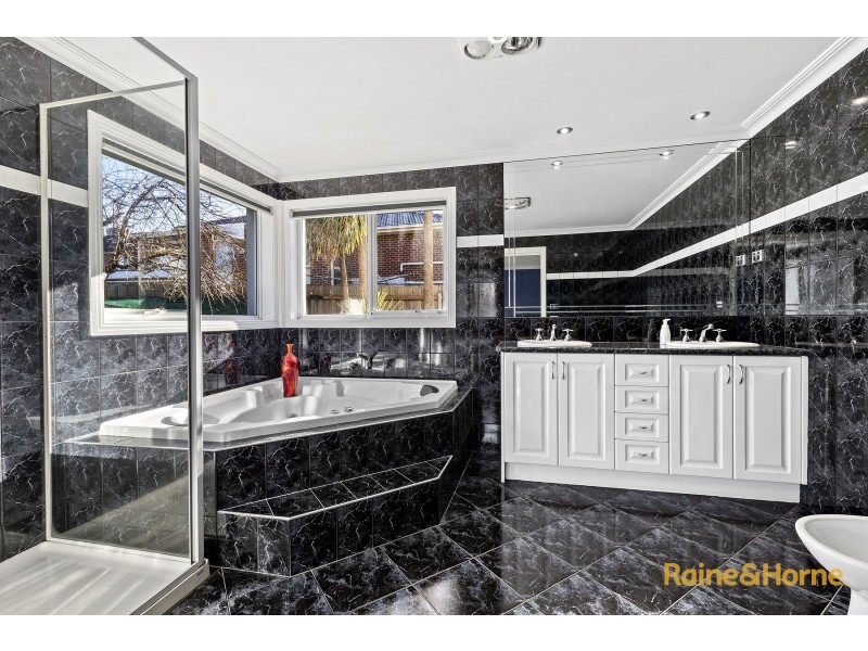 16 WHITELEY PARADE, Taylors Lakes VIC 3038