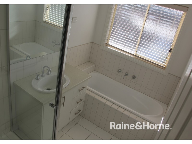 2/2 Breadalbane Court, Sydenham VIC 3037